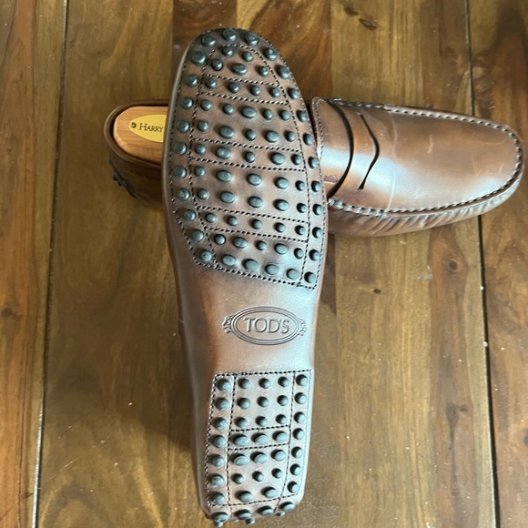 Tod's Gommino Driving Shoes in mid-dark Brown, US Size 9. - Picture 4 of 9